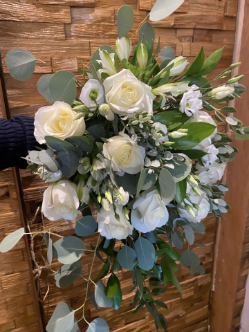 Front trailing bouquet in ivory