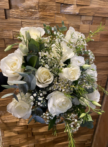 ivory roses lissianthus & Gyp & wax flower