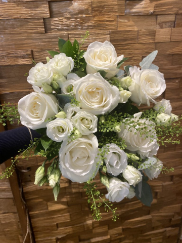Loose feel ivory roses lissianthus