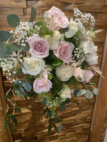 wild looking bridal bouquet