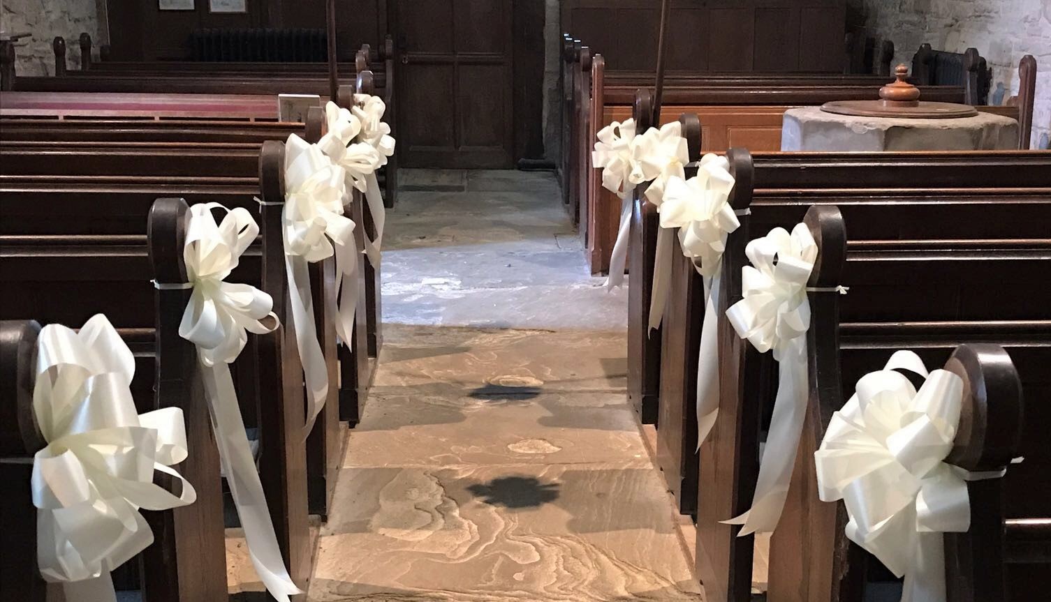 ivory ribbon pew bows different coloured bows