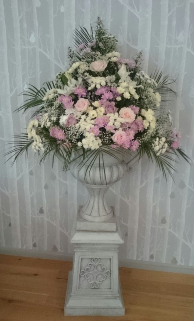 entrance flowers pink & white pedestal urn flowers hampton manor
