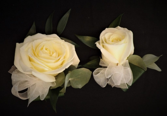 ivory flowers ladies  buttonholes