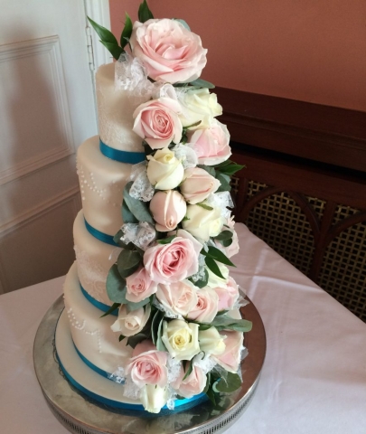 Waterfall flowers down one side of the cake in blush pink and ivory roses cake flowers 4
